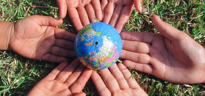 Erdball_Hände_globales_Lernen