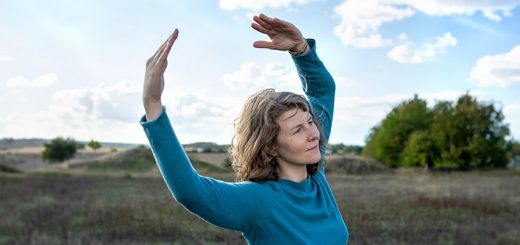 Jessica tanzt WuTao in der Natur