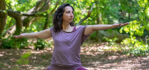 Njana macht eine Yogapose im Wald