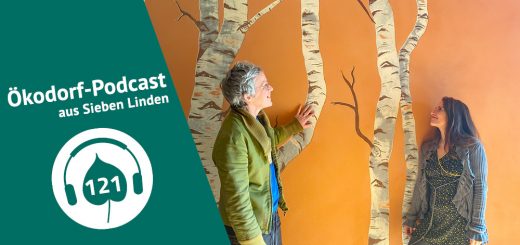 Julia und Simone stehen vor einem Wand Sgraffito im Strohtel in Sieben Linden